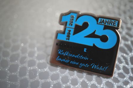 Geprägter Pin mit gedruckter Schrift