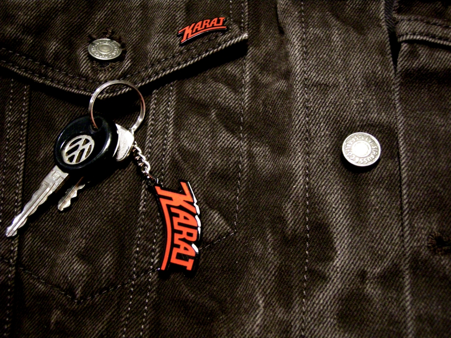 Schlüsselanhänger und Pins